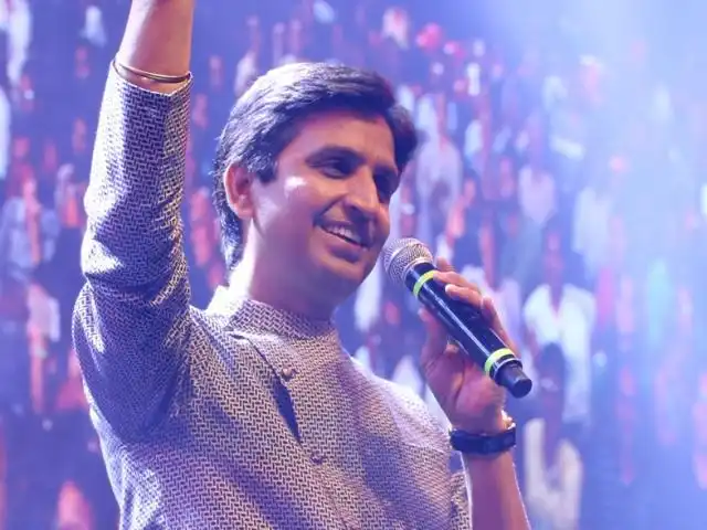 UNVEILING THE INTERESTING LIFE OF “KUMAR VISHWAS SHARMA”: A Poet and Politician with a Passion for Social Change